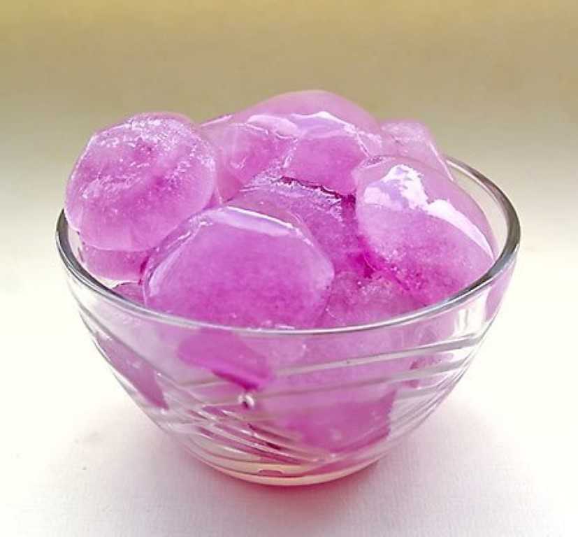 Вода розовых лепестков. Косметический лед. Розовая вода в сладостях. Лед из розовых лепестков. Розовая вода лечебная.