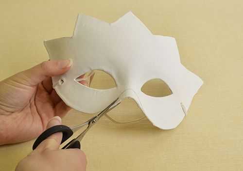 Покажи как делать маску. Картонные маски. Маска из картона. Самодельная маска. Самодельная маска из бумаги.