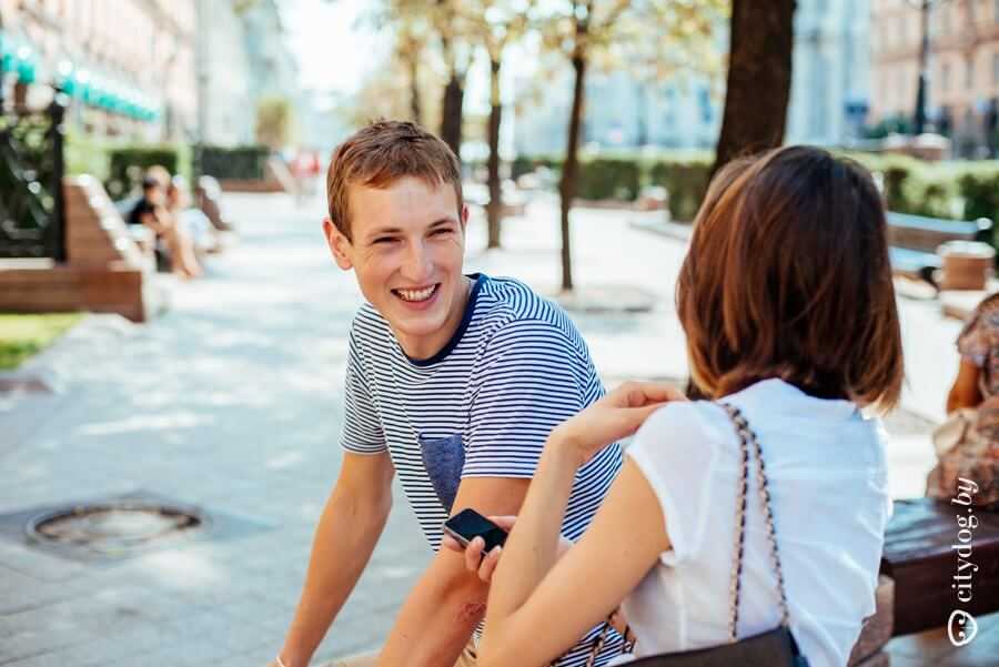 Молодой человек почему 18. Парень знакомится. Парень знакомится на улице. Парень знакомится с девушкой на улице. Молодые люди.