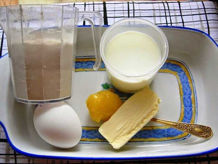 От кашля сливочное масло мед рецепт. Молоко и сливочное масло. Молоко с желтком и медом от кашля. Мед с молоком и яйцом. Молоко мед и сливочное масло.