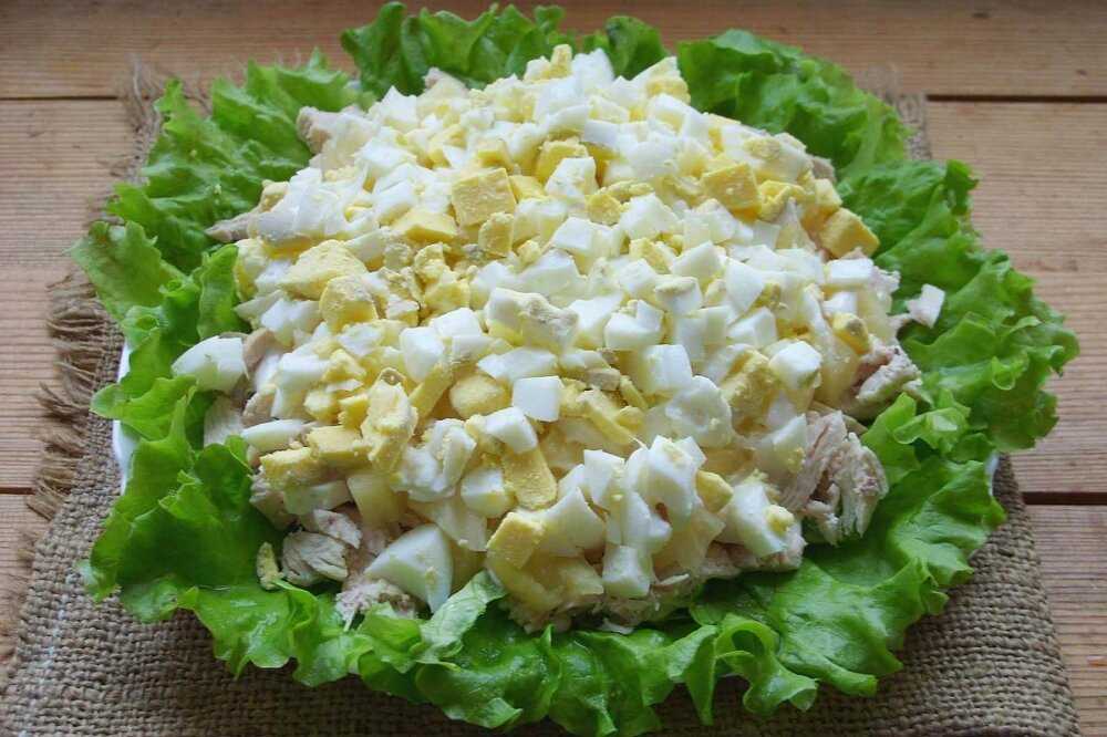 Салат из ананасов и копченой курицы и сыра рецепт с фото