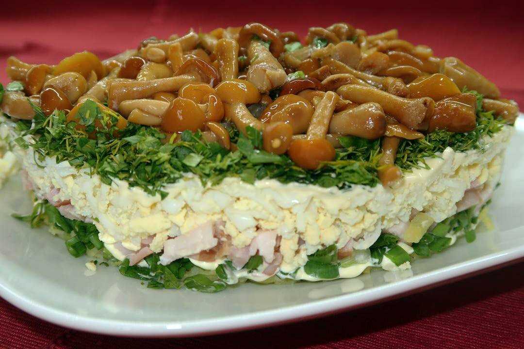 Салат с копченой курицей и грибами рецепт с фото