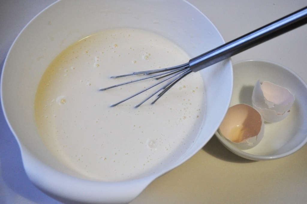 Лучший кефир для теста. Взбитые яйца с молоком. Яйца в миске с молоком. Смешать с молоком взбитые яйца. Взбитые яйца с сахаром и мукой.