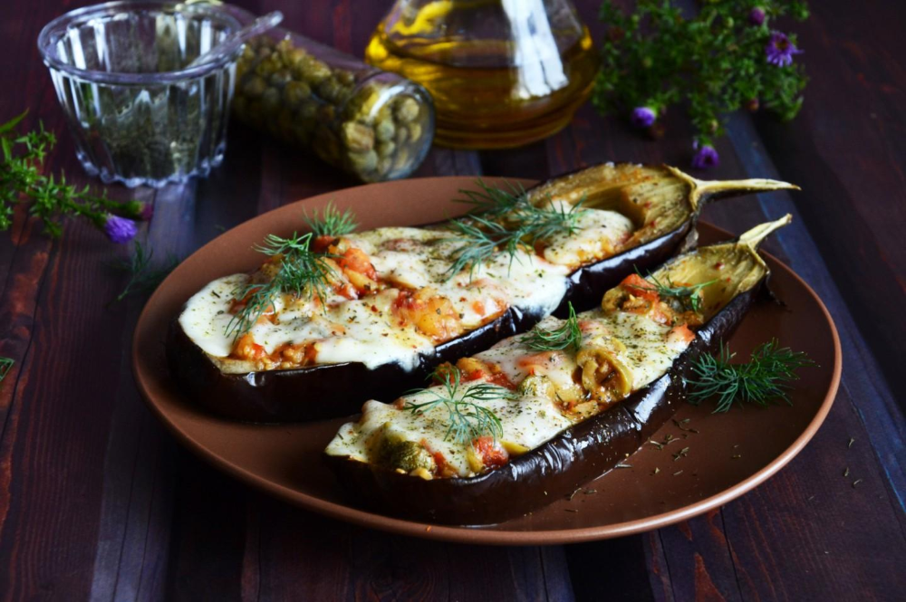 Баклажаны запеченные с сыром и чесноком. Баклажаны пармеджано с моцареллой. Баклажаны с моцареллой и помидорами в духовке. Баклажаны фаршированные моцареллой. Баклажаны запеченные с моцареллой.