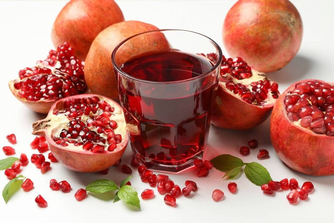 Почему гранат назвали гранатом. Pomegranate Juice. Гранатовый сок зерна белый фон. Гранатовый сок при бронхите. Гранатовый сок при фиброзе печени.