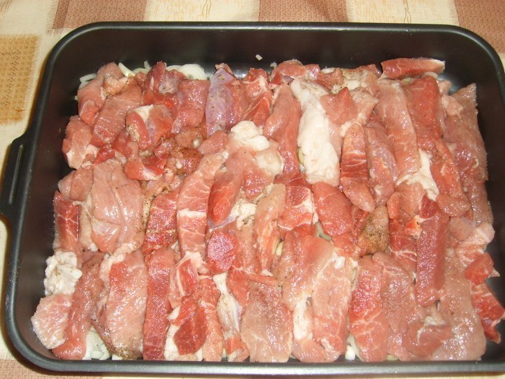 Мясо по французски без картошки свинина. Мясо по французски свинина. Карбонат свиной в духовке с картошкой. Карбонат свинина в духовке гарнир. Мясо по-французски в духовке из шейки свинины.