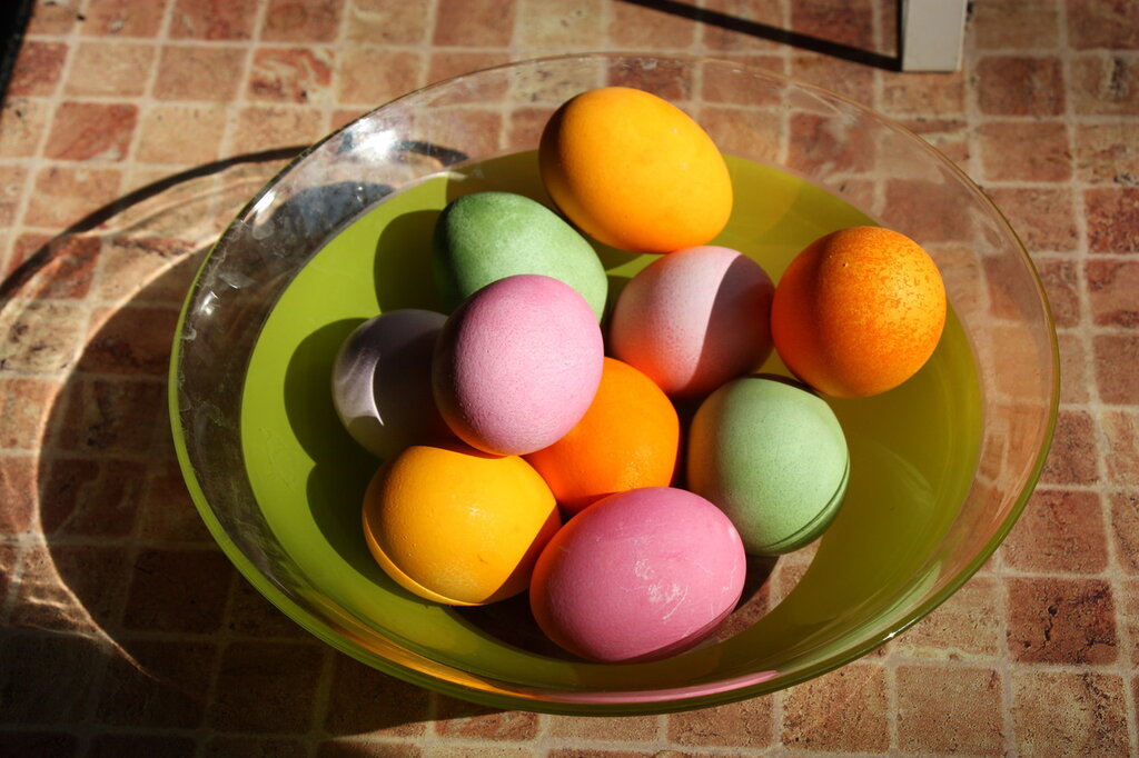 День крашенных яиц. Окрашивание яиц. Красим яйца. Окрашивание яиц на Пасху. Разноцветные яйца.