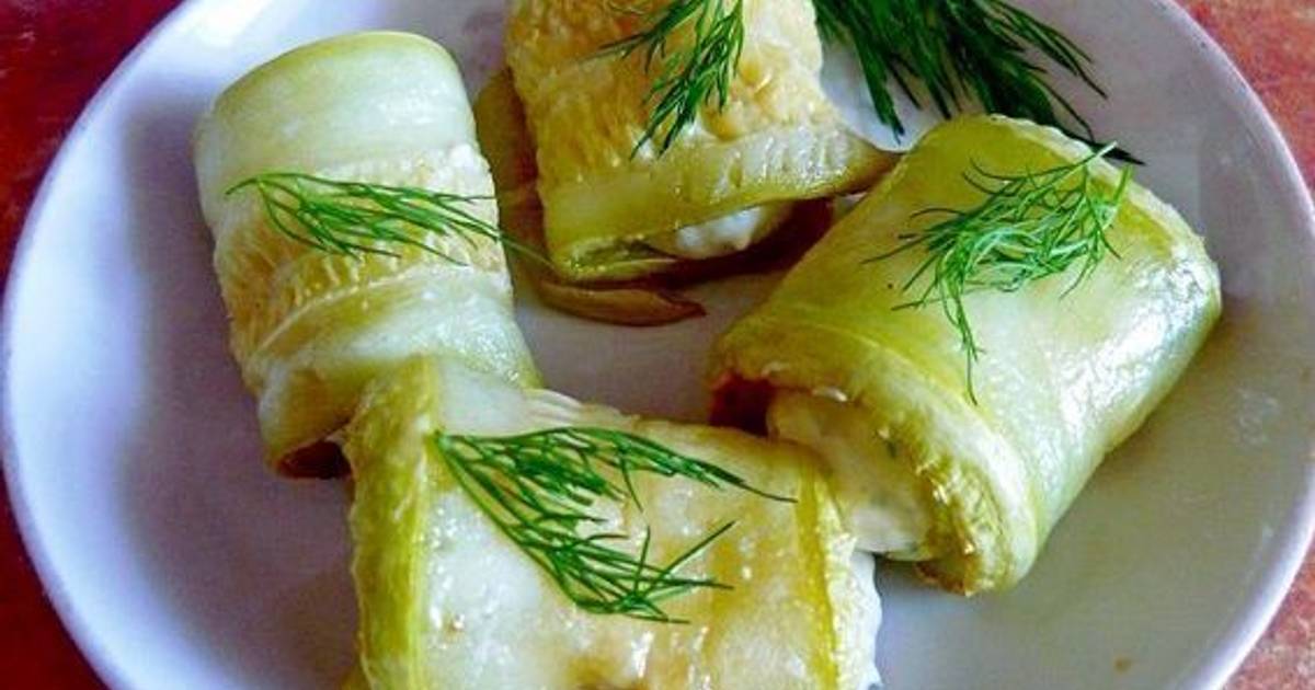 Кабачковые рулетики с сыром и чесноком. Рулетики из кабачков. Рулетики из цуккини. Кабачки с творожным сыром. Рулет из кабачков с курицей.