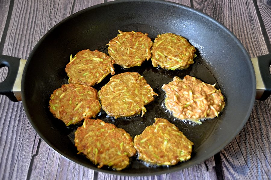 Кабачковые оладьи рецепт на сковороде простой и вкусный с чесноком пошаговый фото классический