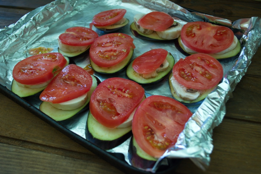 Кабачки кружочками с помидорами и чесноком. Кружочки баклажанов с помидорами и сыром в духовке.
