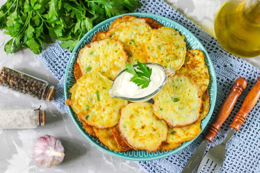 Драники с яйцом и чесноком. Оладьи из цукини. Оладьи из кабачков с зеленью. Оладьи из кабачков с сыром и чесноком. Кабачковые драники.