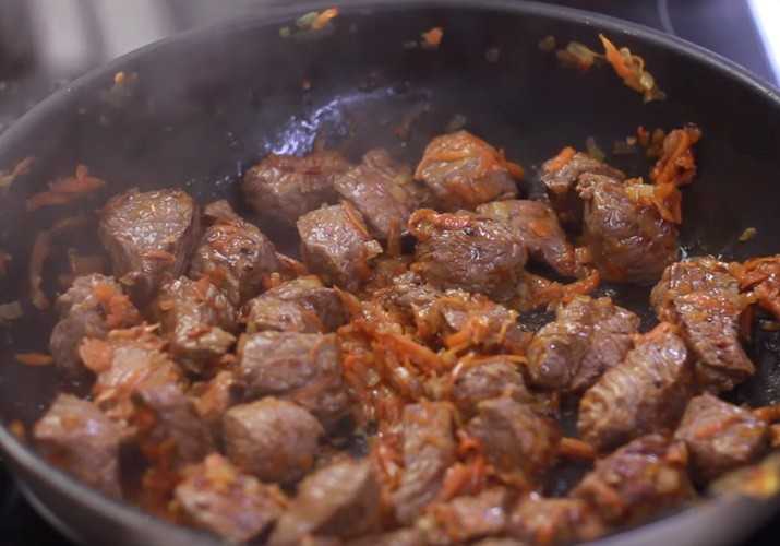 Как правильно приготовить гуляш из говядины с подливкой пошаговый рецепт с фото на сковороде простой