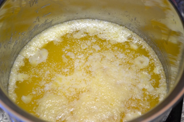 Топленое масло разделилось. Топленое масло в духовке. Топлёное масло в домашних условиях на плите. Фото топленого масла в кастрюле.