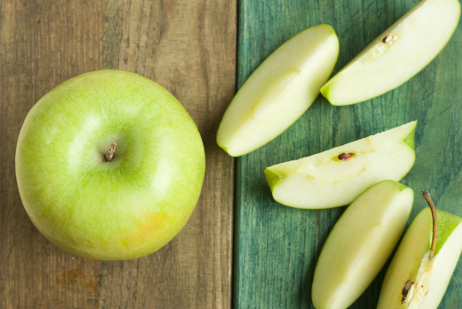 Green apple перевод. Яблоки Грин Грин. Долька яблока. Долька зеленого яблока. Яблоко сверху.