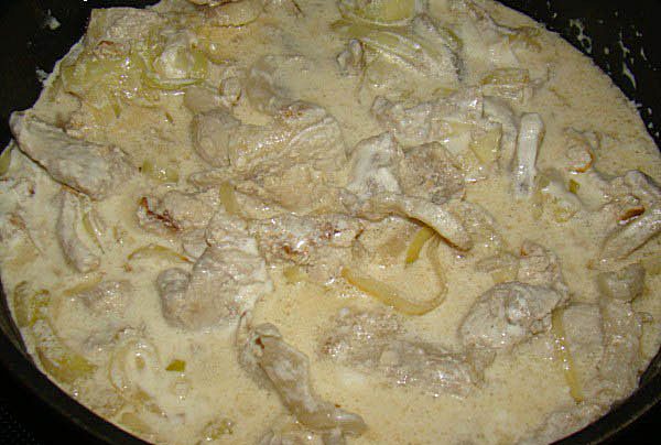 Свинина с грибами в сметанном соусе на сковороде с фото пошагово рецепт