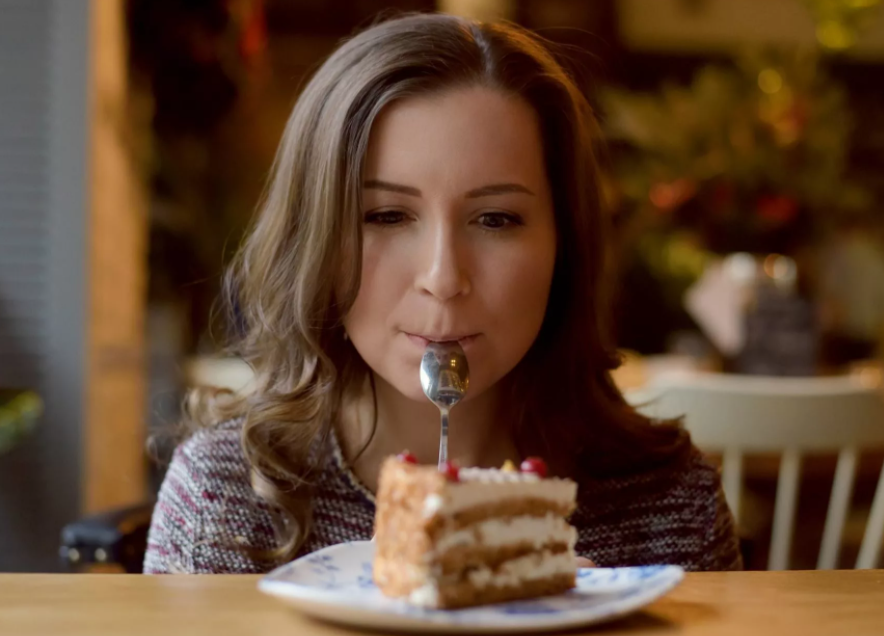Девушка ест торт. Человек ест пирожное. Девушка с пирожным. Девушка ест десерт.