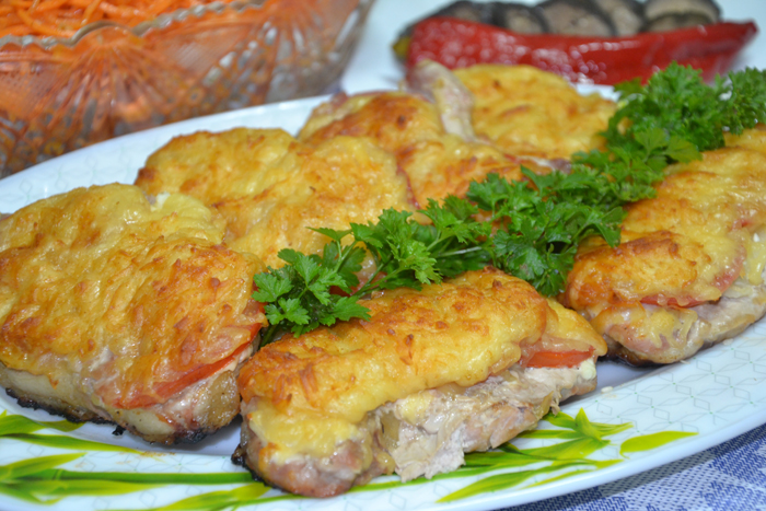 Отбивные из свинины с грибами и сыром помидорами в духовке рецепт с фото