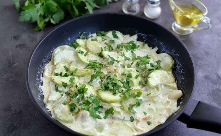 Кабачки в духовке под соусом из йогурта и чеснока