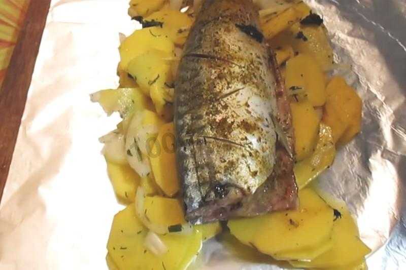 Скумбрия запеченная в духовке в фольге рецепт с фото с лимоном и луком и помидорами