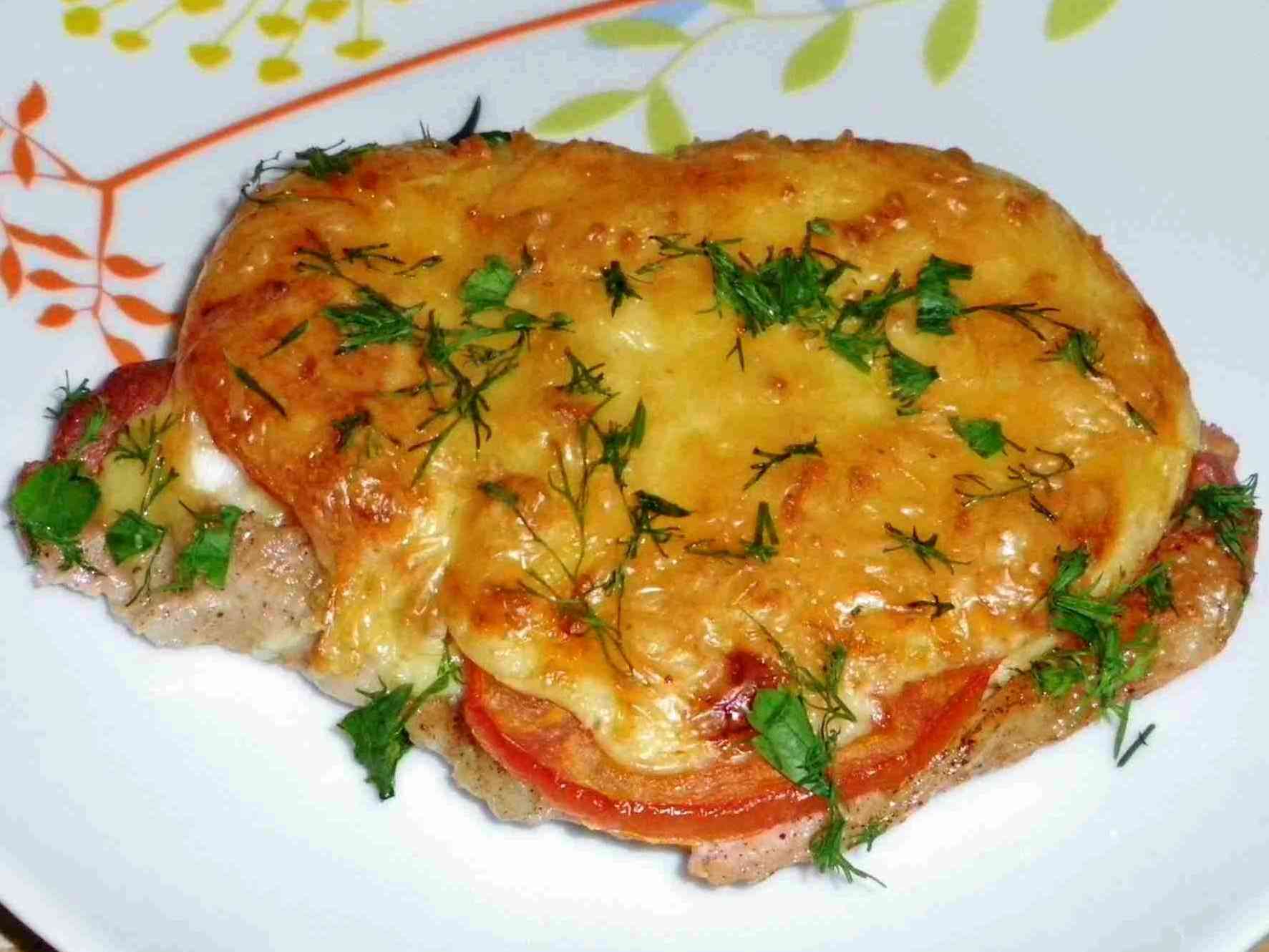 Отбивные из свинины в духовке с помидорами и сыром и картофелем