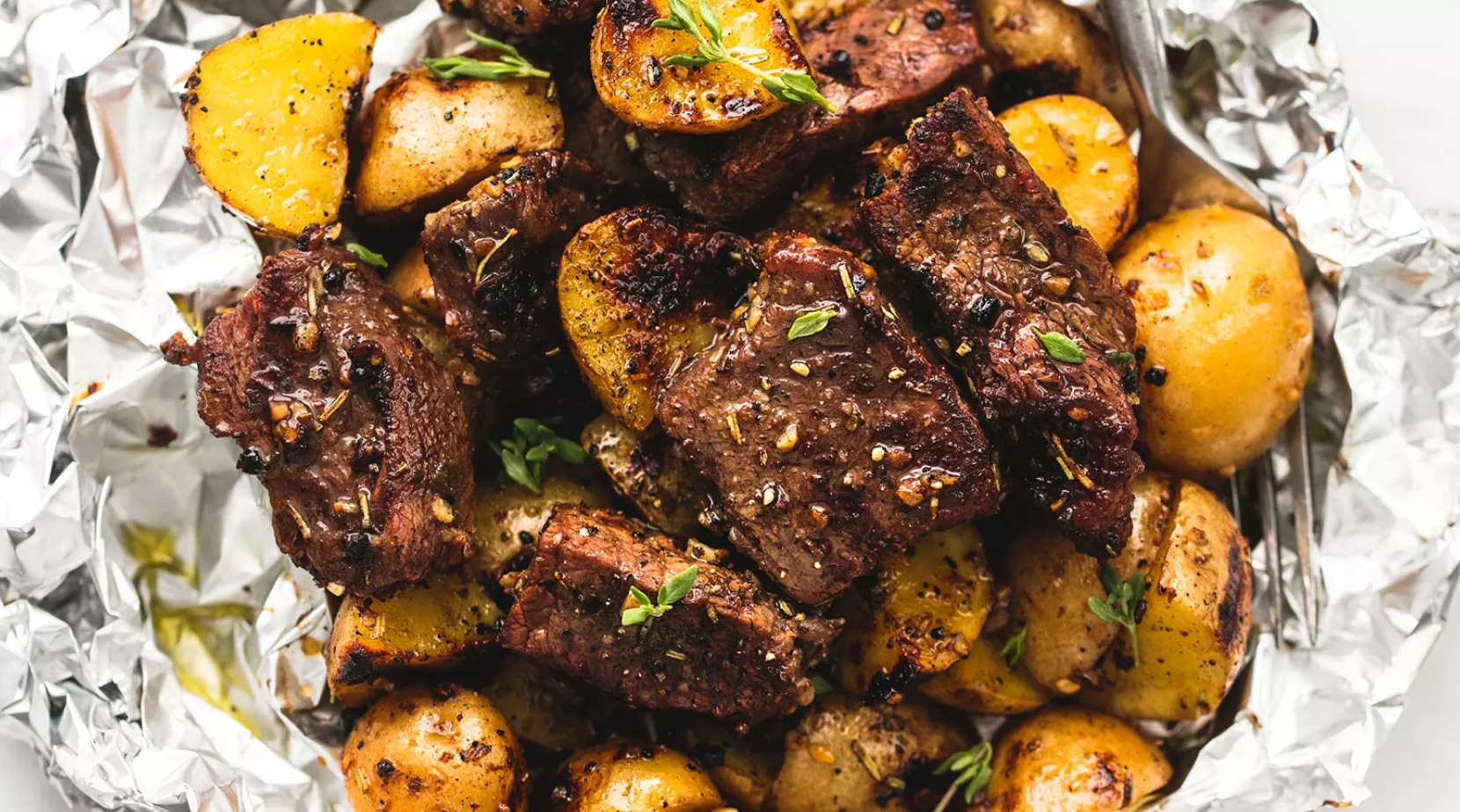 Мясо с луком в духовке. Говядина с картошкой в духовке. Картошка с мясом в духовке. Картошка с мясом в фольге в духовке. Говядина в духовке в фольге с картошкой.