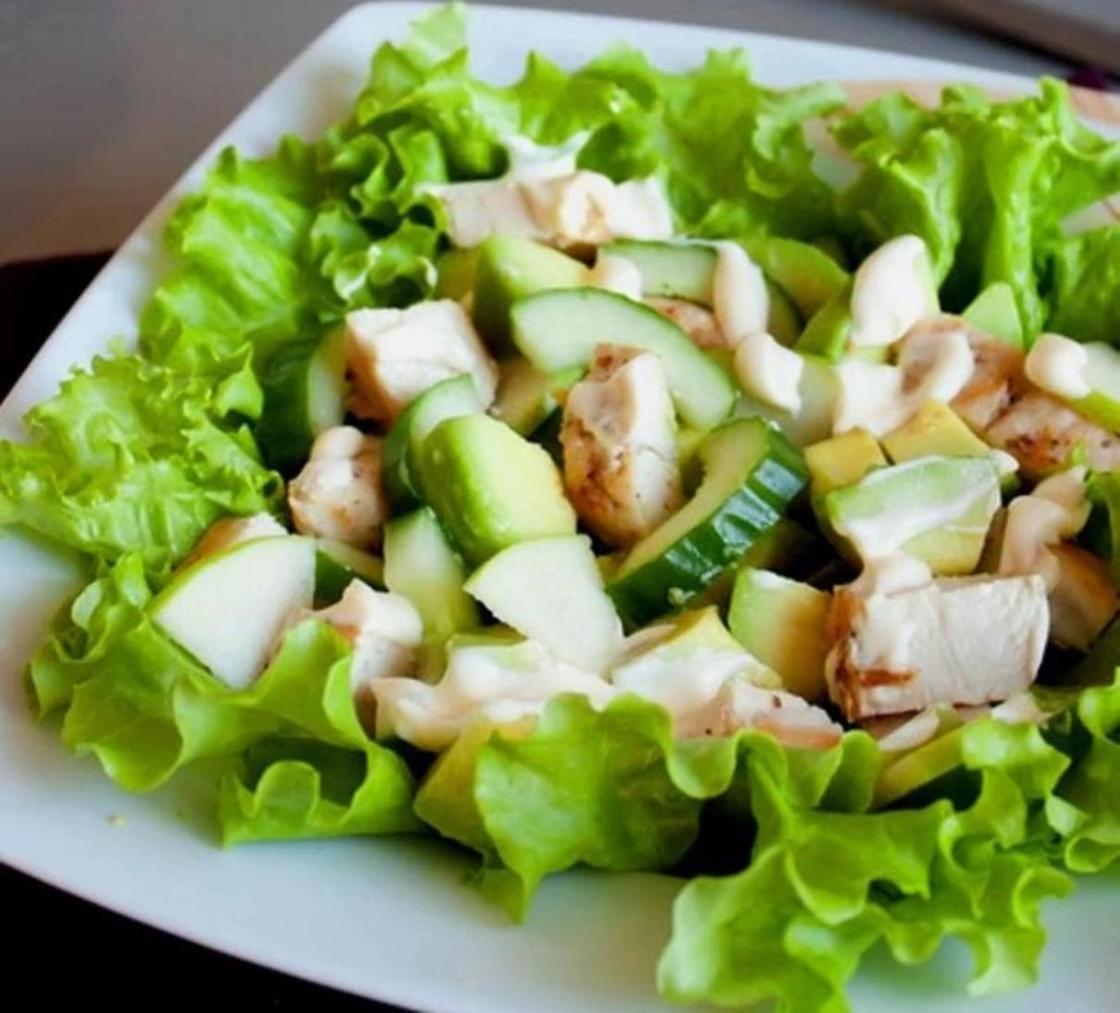 Рецепт вкусного салата для похудения. Салат. Салат с курицей. Салат с авокадо. Салат с курицей и огурцами.
