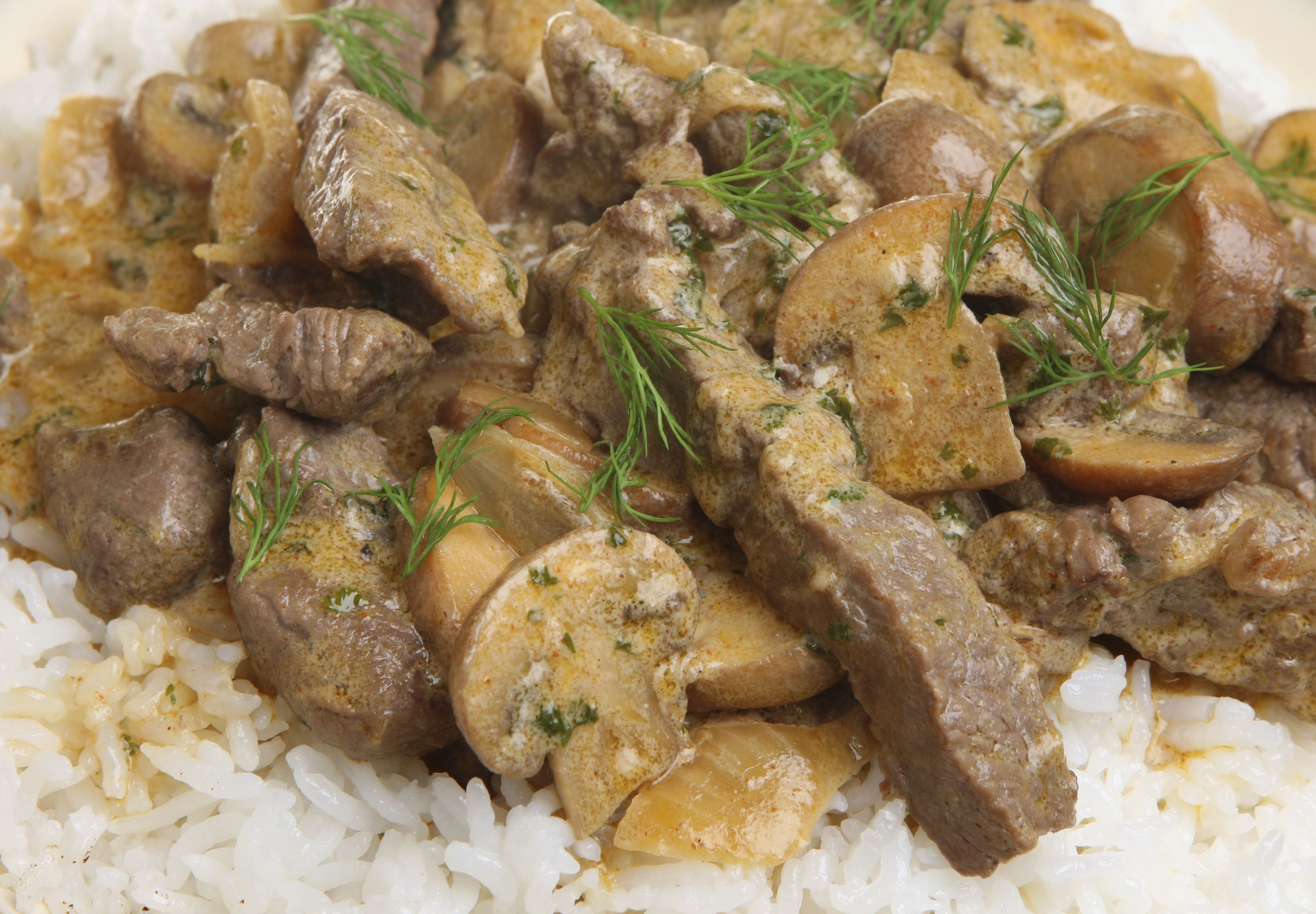 Свинина в сметанном соусе. Beef Stroganoff с грибами. Бефстроганов из говядины с грибами. Свинина бефстроганов. Бефстроганов из говядины с грибами шампиньонами.