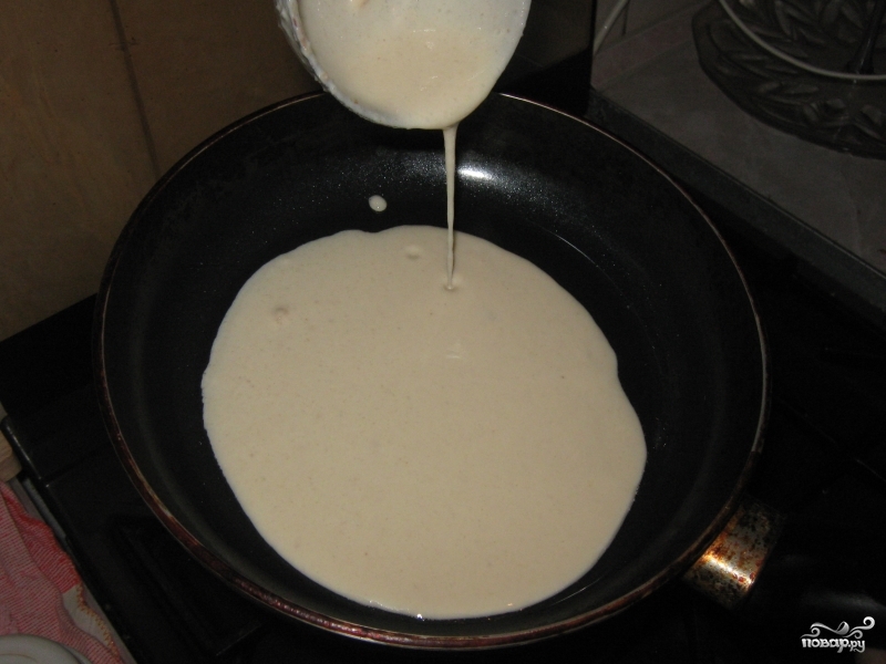 Жарим блины на молоке на сковороде. Процесс приготовления блинов. Наливаем тесто на сковороду. Поэтапное приготовление блинов. Process prigotovleniya Blinov.