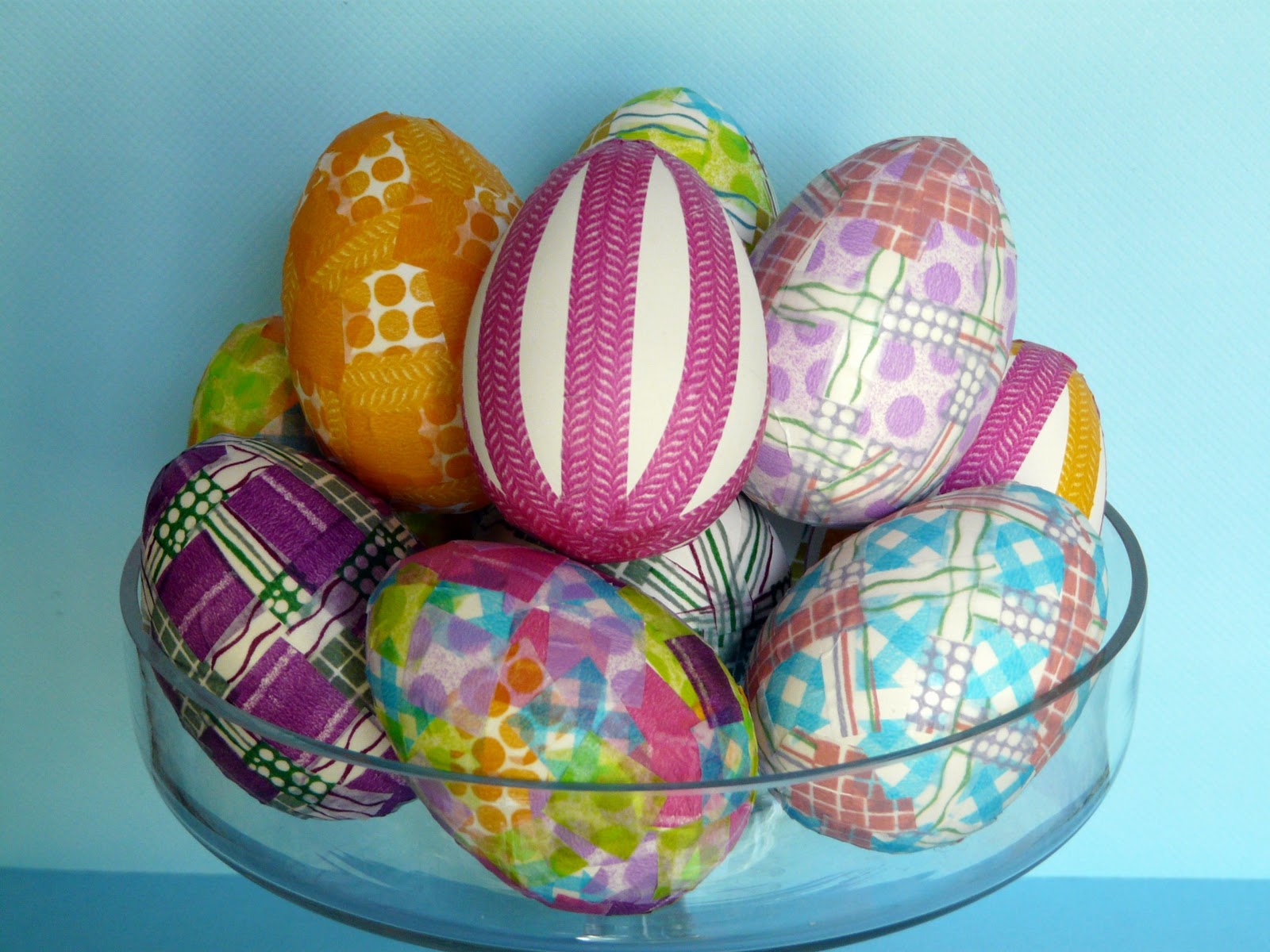 Крашу пасхальные яйца. Украшение пасхальных яиц. Окрашивание пасхальных яиц. Крашеные яйца на Пасху. Декор "яйцо".