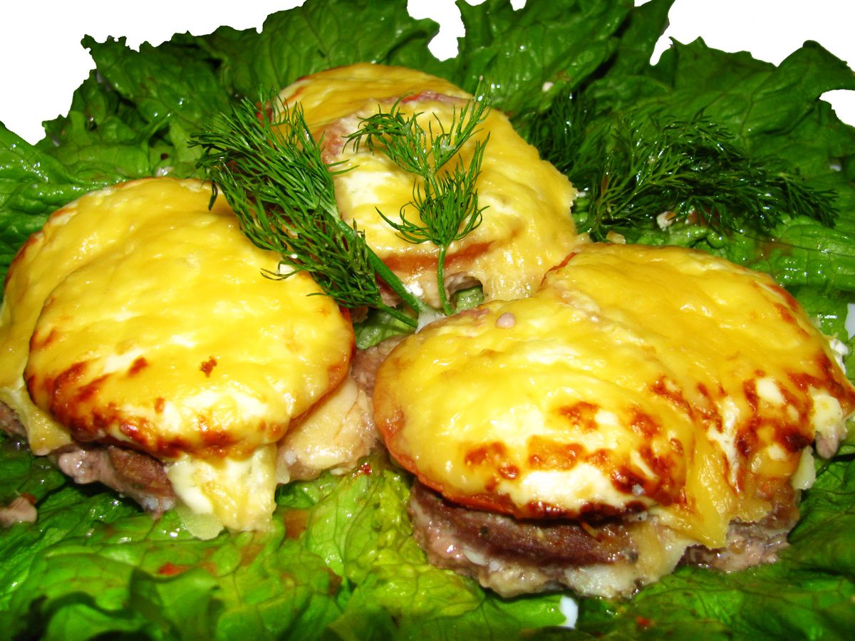 Отбивные из свинины с грибами и сыром помидорами в духовке рецепт с фото