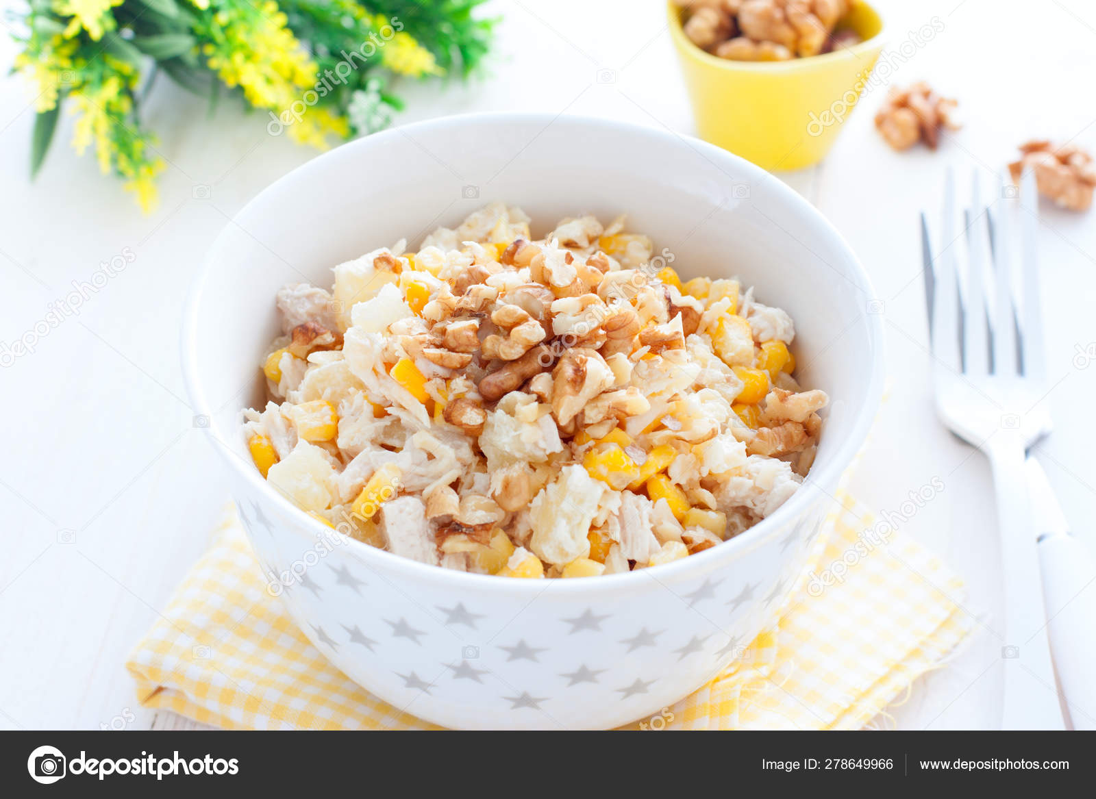 Салат из куриной грудки с ананасами. Салат ананас с курицей и сыром и грецкими. Салат с ананасом и курицей и грецкими орехами. Салат с ананасом и курицей и сыром и грецким орехом. Салат курица ананас кукуруза грецкий орех.