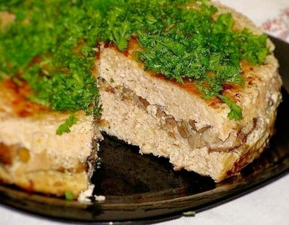 Пирог из куриных грудок и грибов